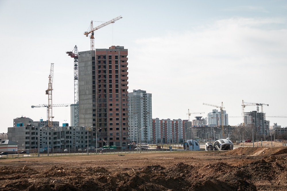 Teren budowy osiedla apartamentowców