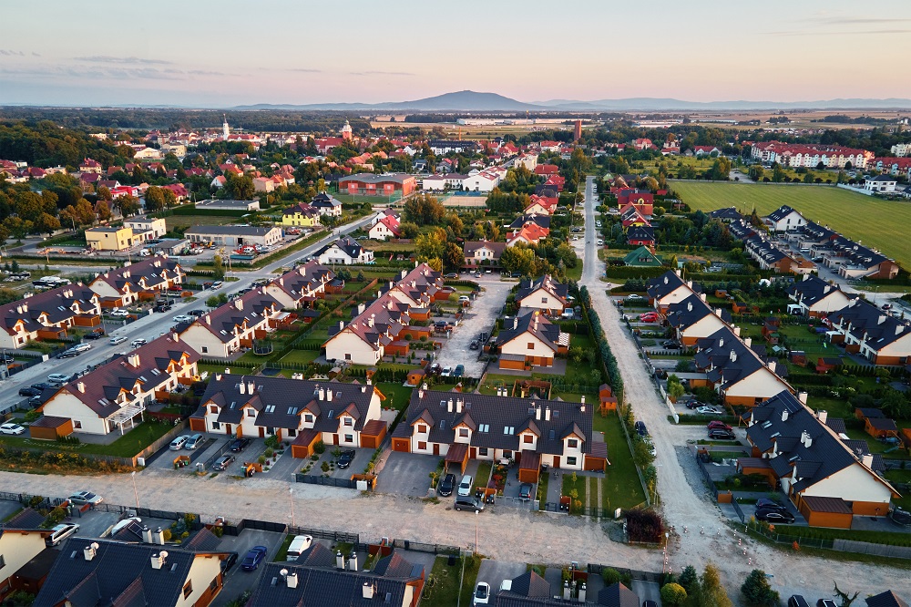 Widok z powietrza na podmiejskie osiedle domów jednorodzinnych