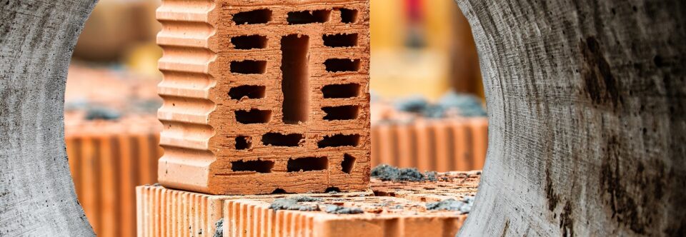 WIdok ze środka betonowej rury na pustaki ceramiczne