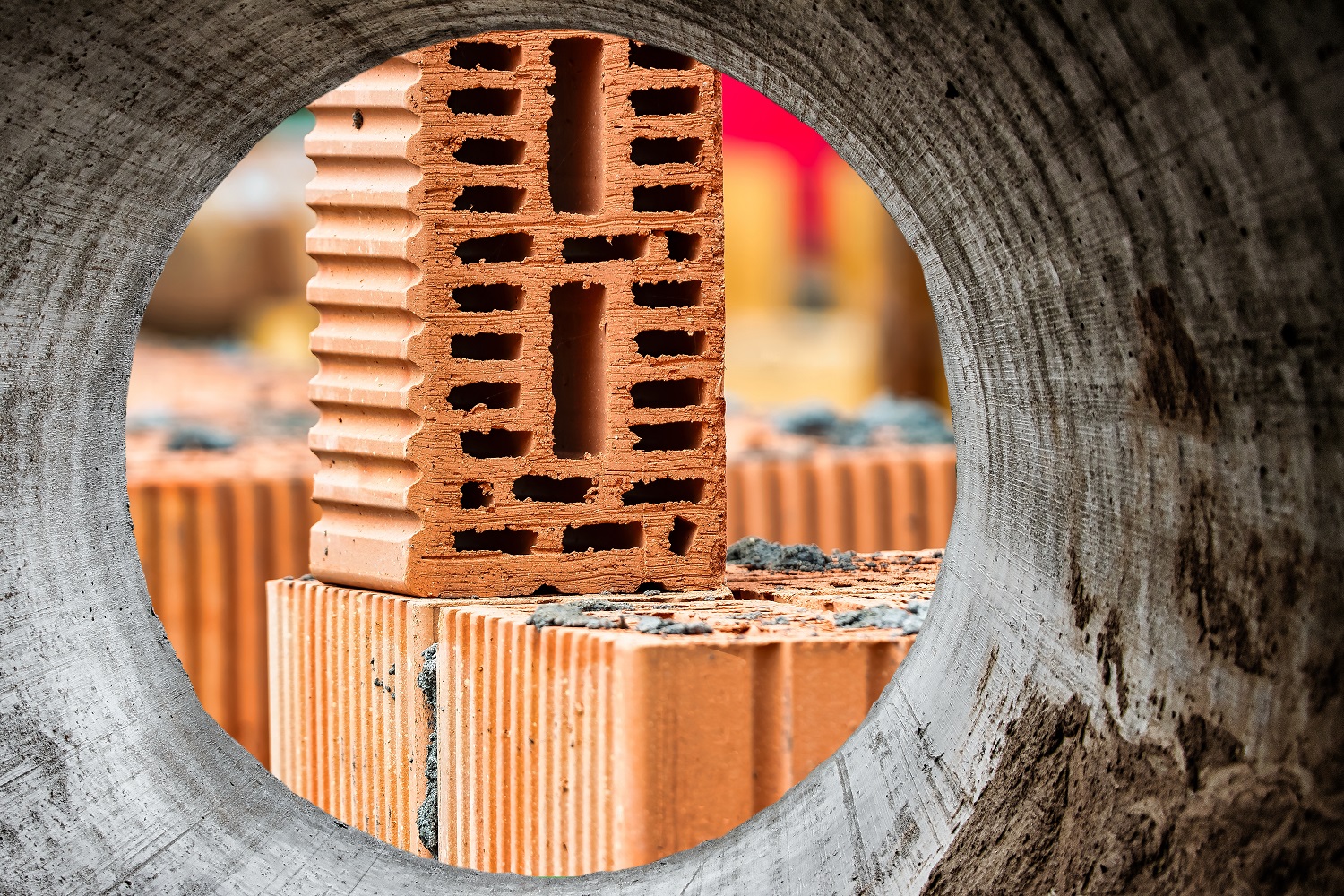 WIdok ze środka betonowej rury na pustaki ceramiczne