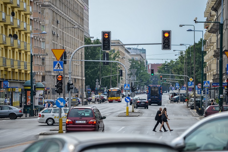 Ruchliwa ulica w Warszawie