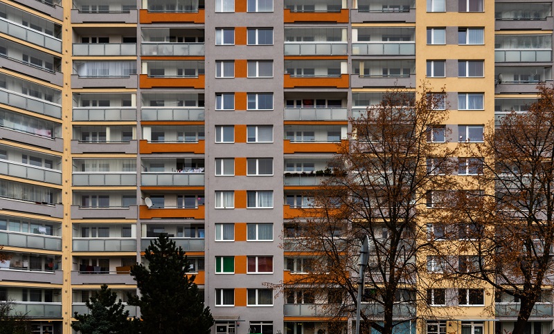 Widok na blok z wielkiej płyty